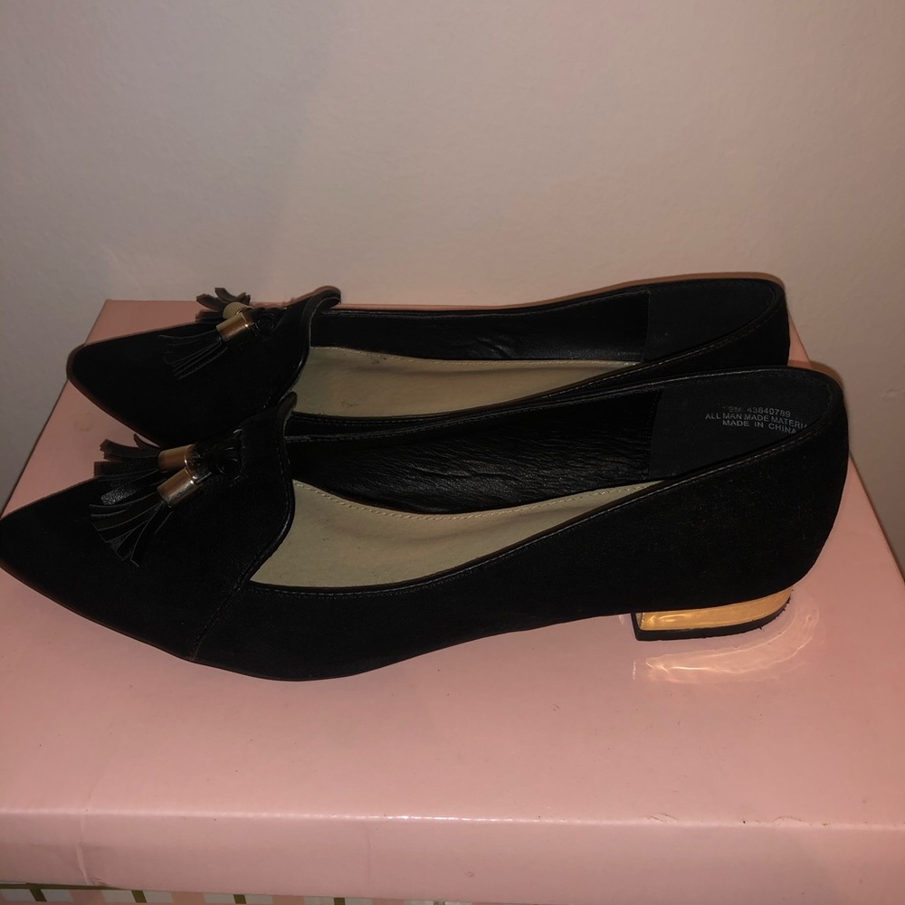 Flat dress shoes